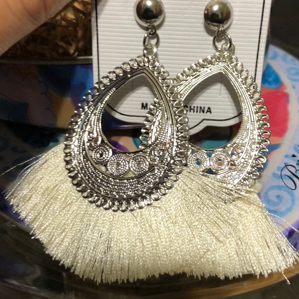 ❤️💚Gorgeous Fashion Feather & Silver Danglers❤️💚 - Picture 7 of 9